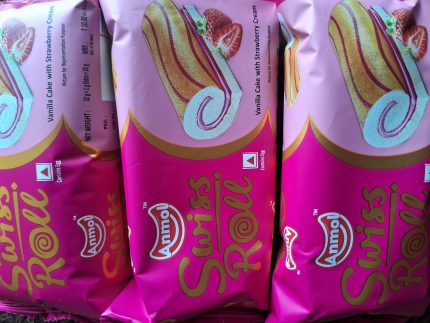 Swiss Roll Vanila Cake With Strawberry Cream 33gm